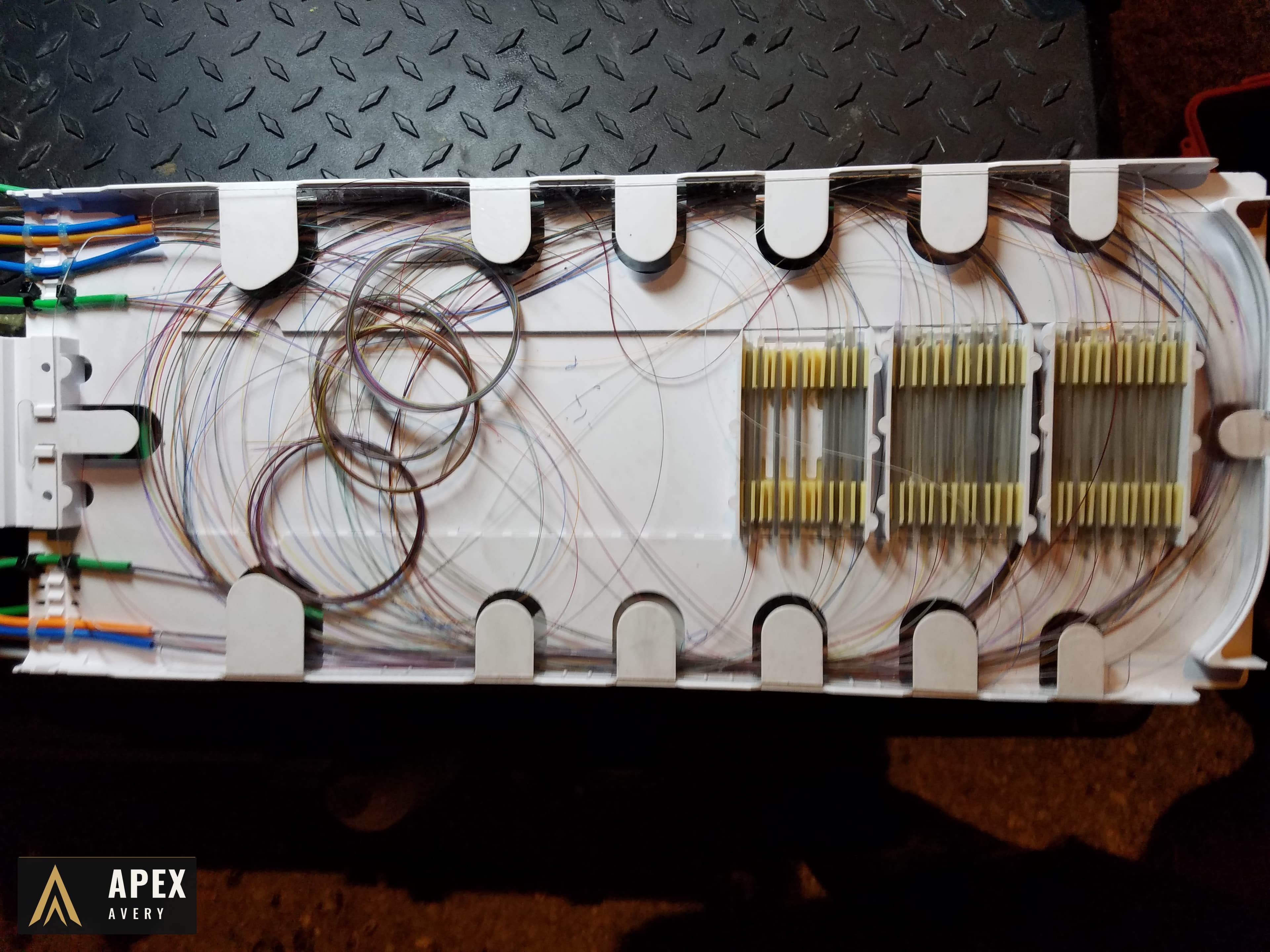 Fiber splice tray with organized strands